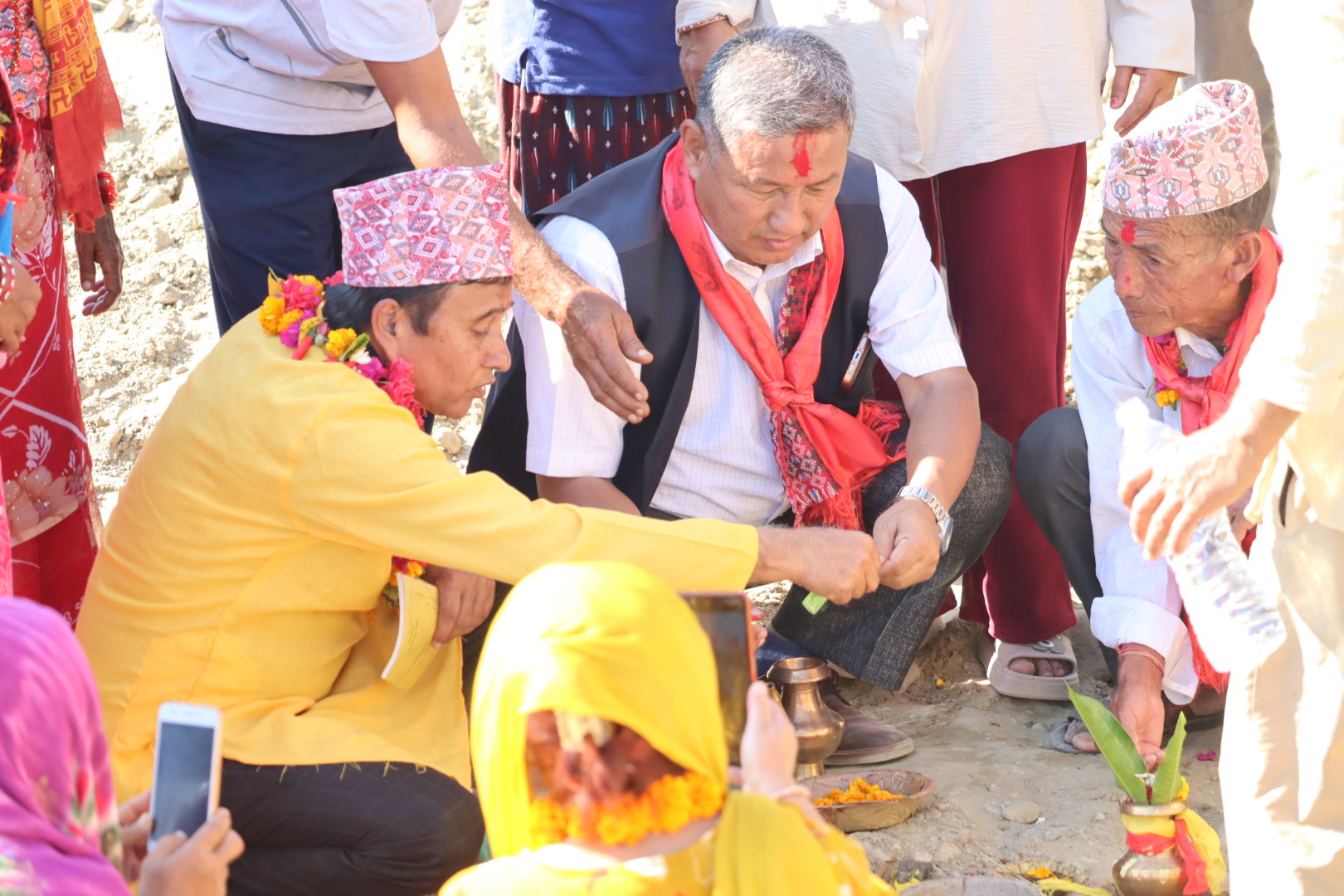 केराबारी–९ को लोहोन्द्रा खोलामा झोलुङ्गे पुल निर्माणको सिलान्यास सम्पन्न, स्थानीय बने हर्षित।  ।