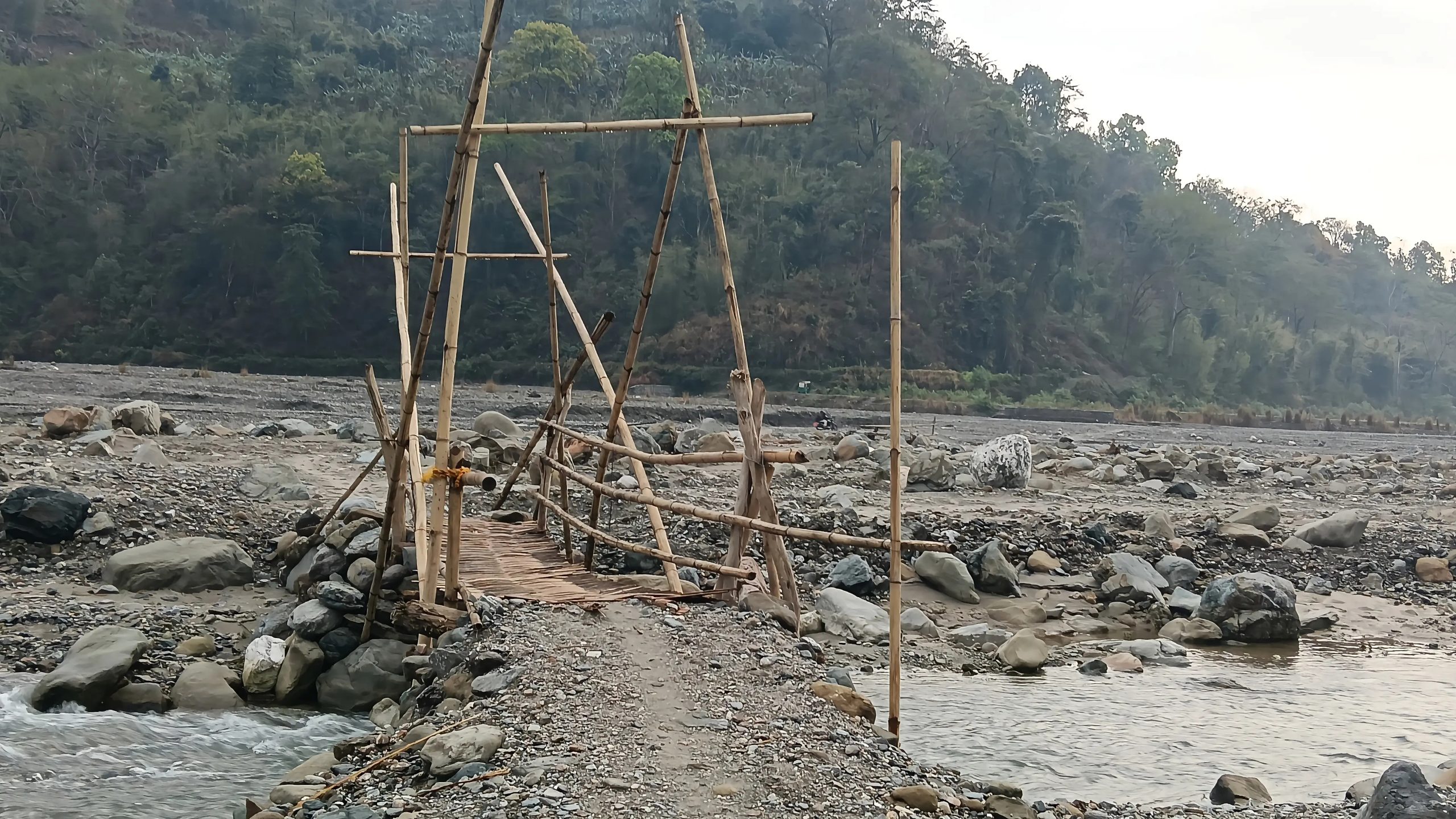 चिसाङ खोलामा झोलुङ्गे पुल निर्माण अभियानमा श्रम सस्कृती पार्टी लेटाङको चासो।
