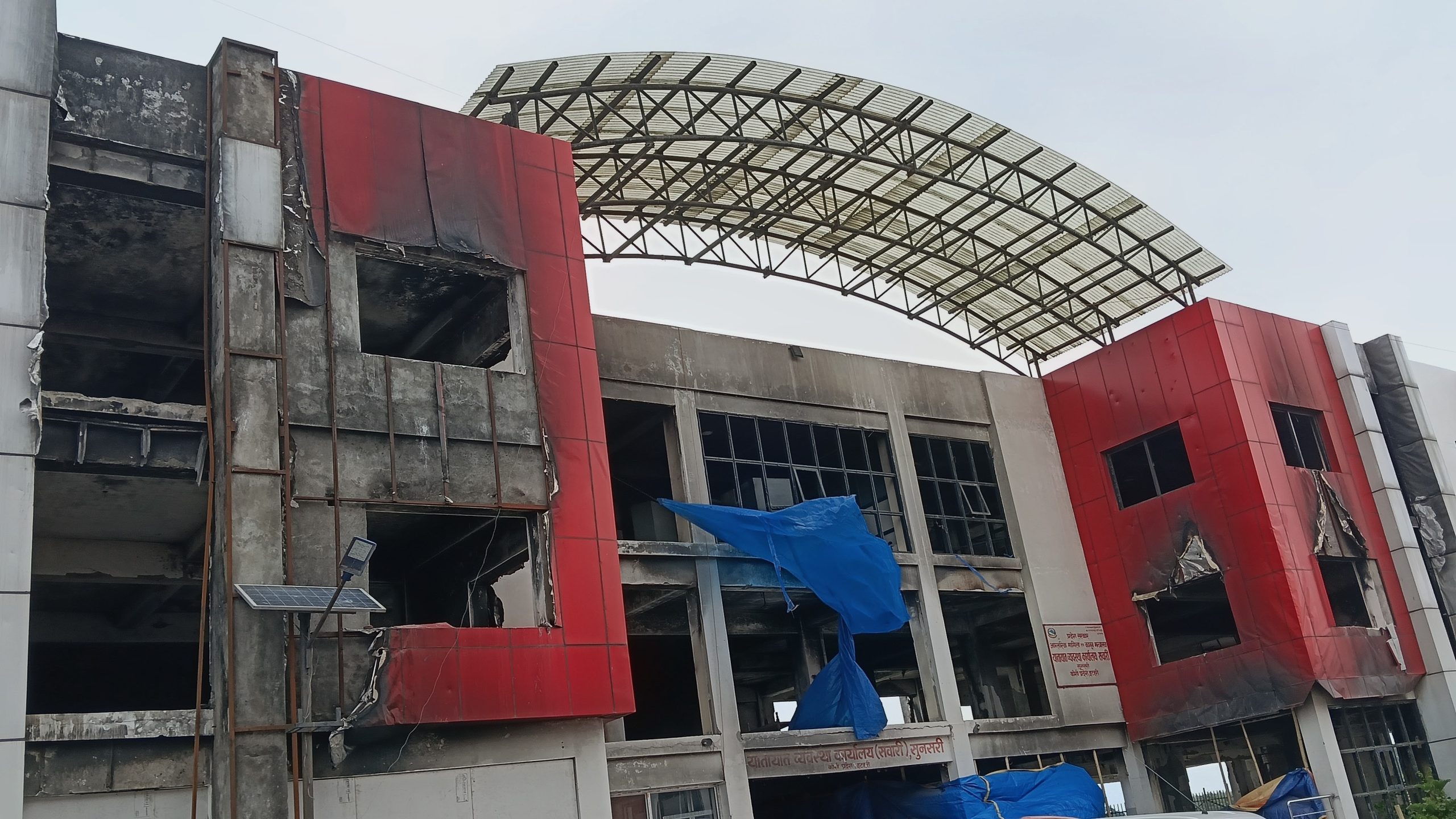 इटहरी यातायात कार्यालय अझै अस्तव्यस्त: संरचना ध्वस्तले सेवामा ढिलाई हुदा सेवाग्राही मारमा।